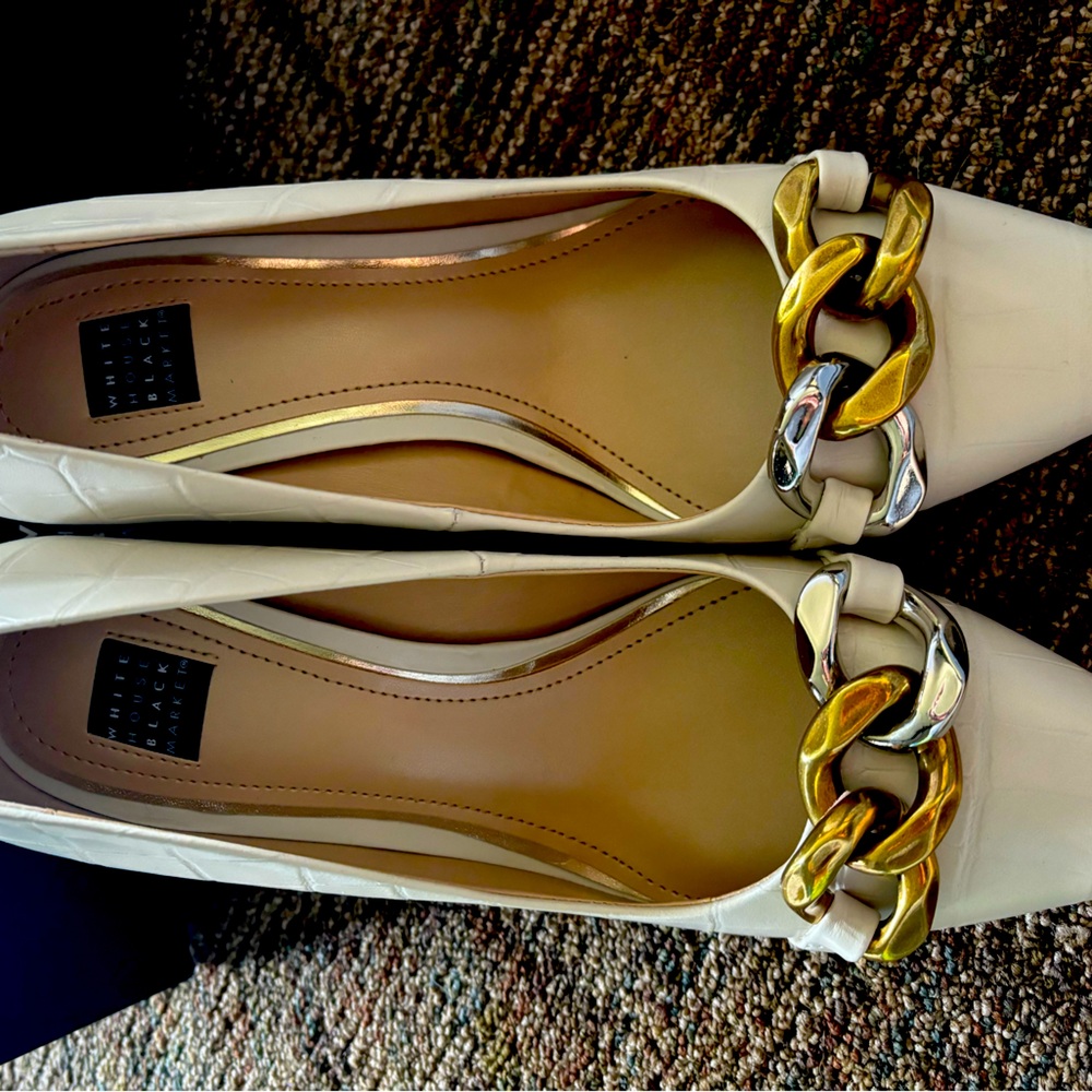 White House Black Market Chain Signature Pump size 8.5 NIB